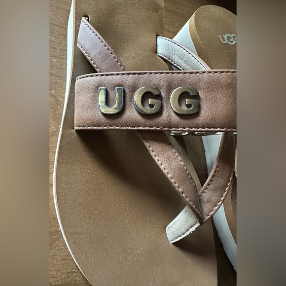 UGG Australia Womans Yellow Luna Logo are a size 8. - Picture 9 of 11